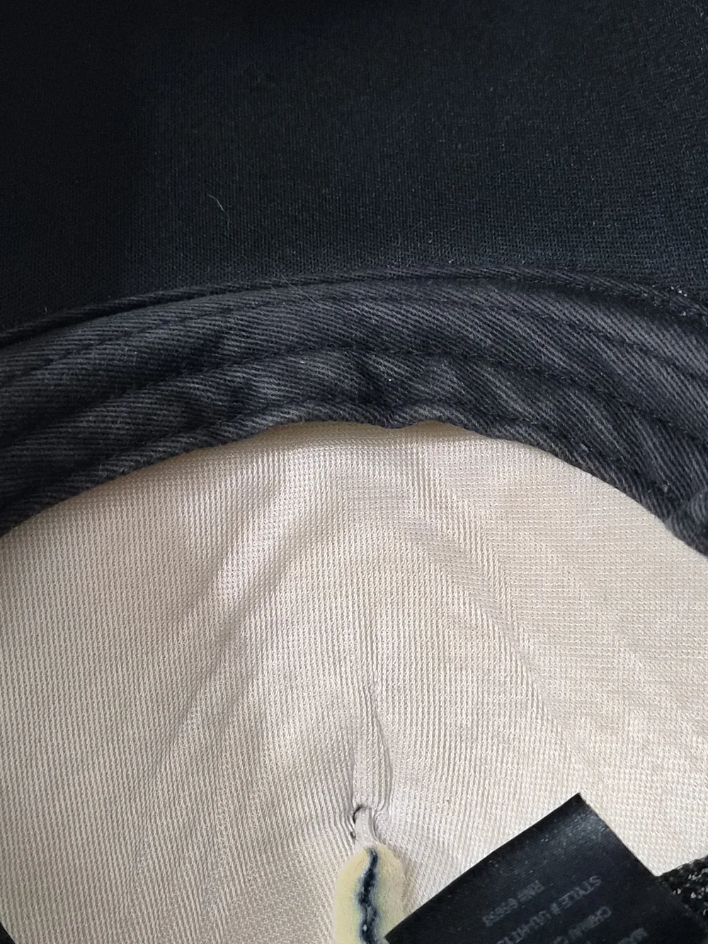 Rocawear Drippin Broken Heart Y2K Black Mesh Snapback Trucker‎ Hat